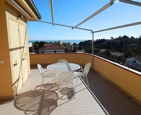N28 Ampio Trilocale Con Terrazzo Vista Mare ヌマーナ